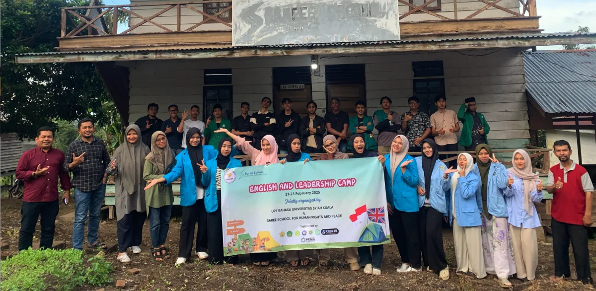Peserta English and Leadership Camp UPT Bahasa USK bersama Saree School di Gampong Saree, Aceh Besar